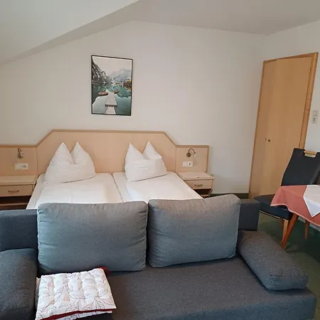 Haus Zur Linde Guest house